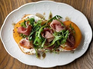 Тост з хурмою, прошутто та козячим сиром