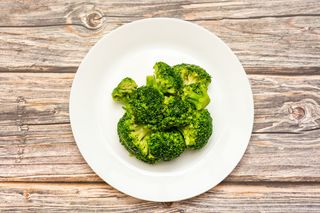 Brocoli sote cu unt si usturoi