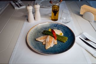 Dorada la grãtar cu piure de pãstȃrnac şi sparanghel 