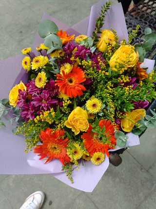 Ramo Variado Con Algunas Rosas En Tonos Primaverales Y Alegres