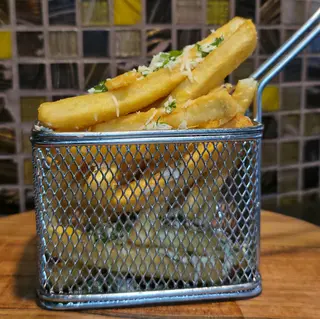 Cartofi prajiti cu usturoi si parmesan