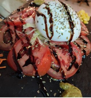 Mozzarella preparada con tomate y orégano