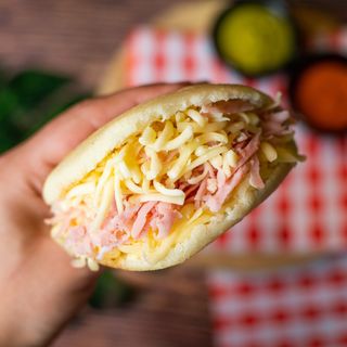 Arepa Jamón Y Queso 