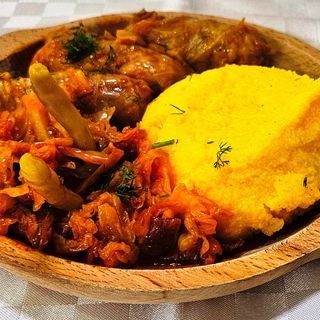 Sarmalute cu varza si mamaliguta