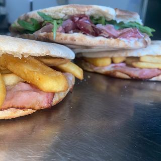 Puccia con salamino e mozzarella