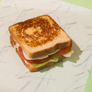 Sándwich De Pechuga Con Huevo Y Queso