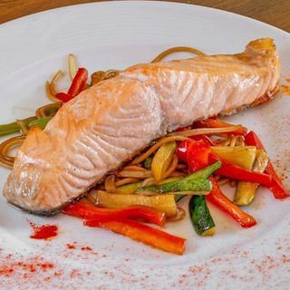 Salmón A La Brasa Con Noodles Orientales