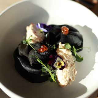 Чорні млинці з ріетом білої риби