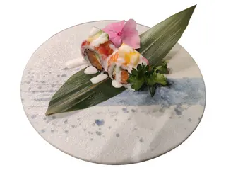 131-Uramaki sake fruit