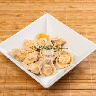 Tortelloni De Taleggio Y Peras Con Pesto De Nueces Y Tomillo