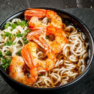 Ramen saltato con gamberi