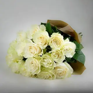 თეთრი ვარდების ერთგვაროვანი თაიგული