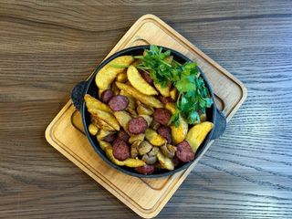 Пательня з ковбасками та грибами (450g)