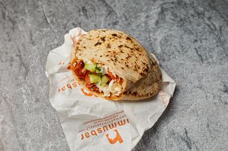 Пита салати (240г) + картофки (110г) + напитка по избор