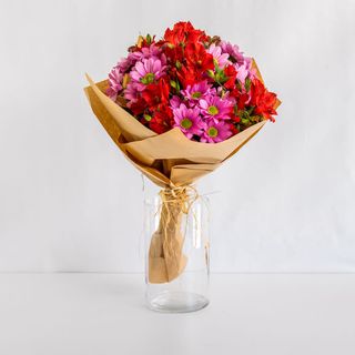 Букет алстромерия и хризантеми микс (розово и червено) с опаковка