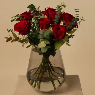 Ramo de 6 rosas rojas con verdes variados