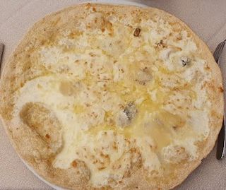 Pizza quattro formaggi bianca