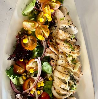 Calamar A La Plancha Con Ensalada