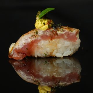 32. Nigiri Fire Atun (1 Pza.)