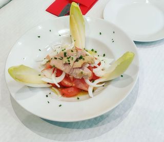Ensalada De Tomate Con Cebolleta Y Ventresca De Bonito