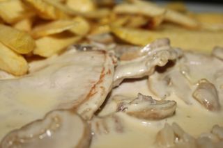 Bifinhos de Frango c/molho de cogumelos