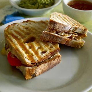 Tosta de pão rustico com pasta de delicias do mar