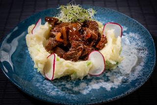 Fâșii de vită cu piure și ceapă verde