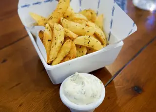 Patatas Fritas Con Mayonesa De Eneldo