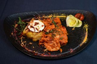 Mușchiuleţ de porc vânătoresc cu cartofi taranesti  și brânză