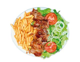 Plato Kebab Con Ensalada Y Patatas