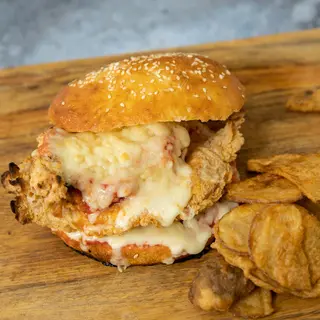 Chicken parmigiana sendvič