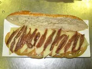 Bocadillo De Anchoas Con Queso