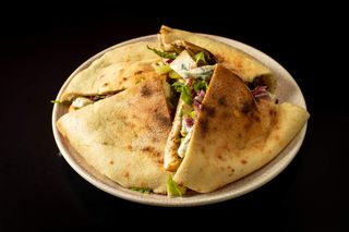 Panuozzo s gorgonzolom i pestom od radiča