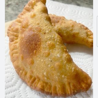 Empanada Dominicana de Pollo Picante