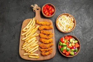Chicken nuggets sa pomfritom