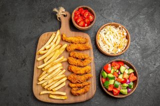 Chicken nuggets sa pomfritom