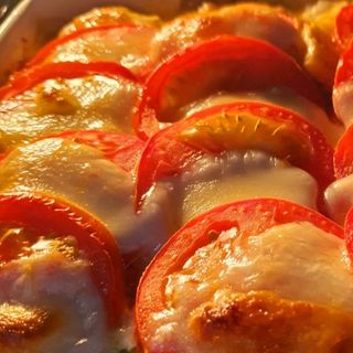 Piept de pui caprese pe pat de cartofi gratinati