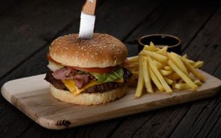 Бургер меню зі свининою та картоплею фрі (430г)