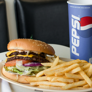 Burger dublu vita + Burger dublu pui + 2 cartofi pai + 2 băuturi