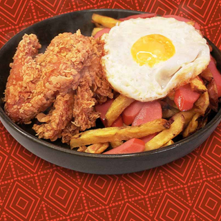SALCHIBROASTER CON HUEVO MONTADO