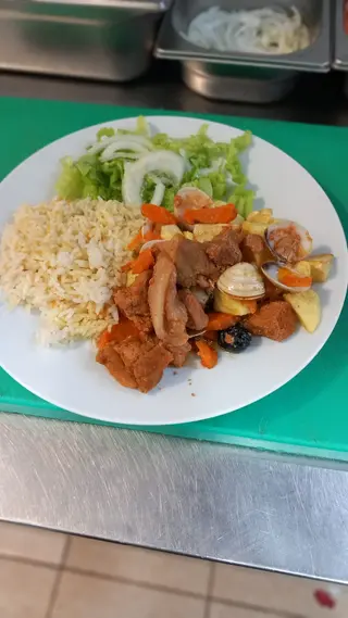 Carne de porco à alentejana