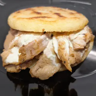 Arepa de Pernil... nada que ver con "pata".  Sazón venezolana.
