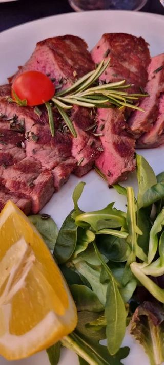Tagliata di manzo alla griglia, sale grosso e rosmarino