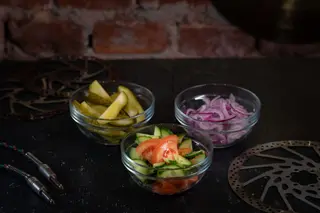 Salată de roşii cu castraveți