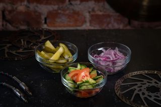 Salată de roşii cu castraveți