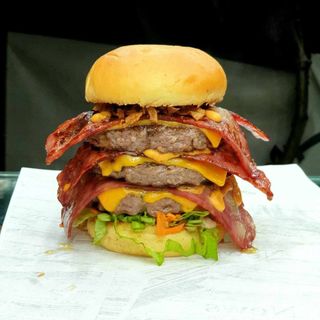 Hambúrguer MAX Triple.