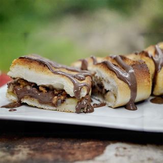 Калцоне с ябълки, шоколад, печени орехи и канела (330г)