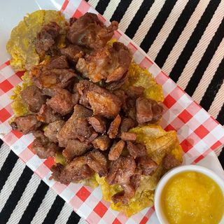 Patacones Con Chicharrón