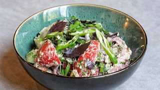 კიტრი-პომიდვრის სალათი ნიგვზით