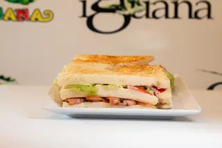SANDWICH VEG. QUESO Y CARNE
